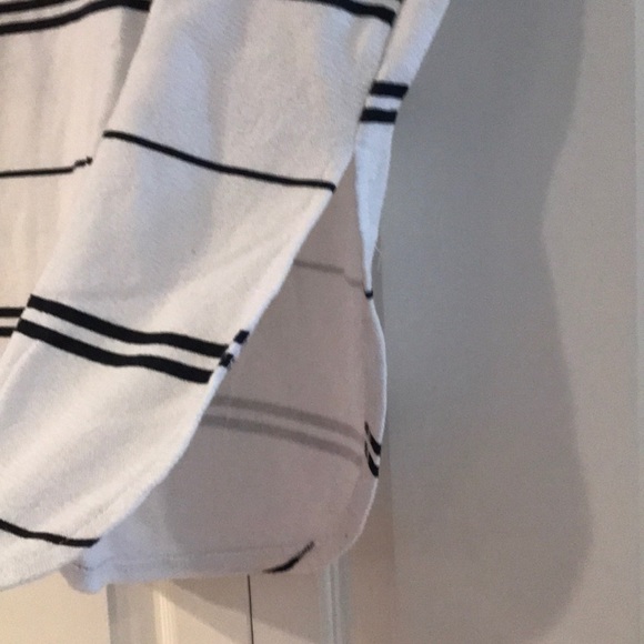 Zara Black and White Side Slit Tee - Picture 2 of 4